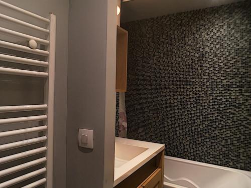 a bathroom with a sink and a bath tub at Appartement spacieux 8 pers, balcon, centre station - FR-1-346-400 in Arc 1800