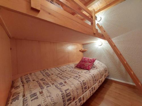 une petite chambre avec un lit avec une mezzanine dans l'établissement Studio Cabine au Pied des Pistes - Balcon, Wifi Gratuit, Parking Proche - FR-1-346-434, à Arc 1800