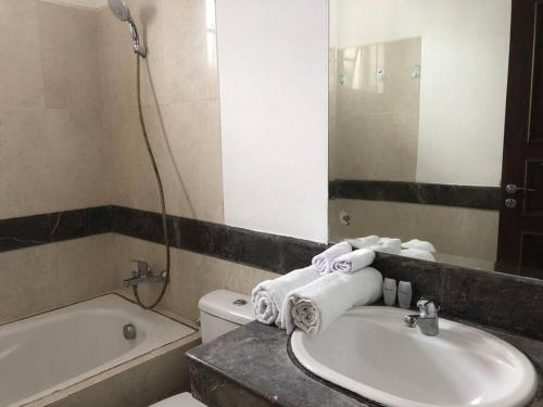 ein Badezimmer mit Waschbecken, Toilette und Spiegel in der Unterkunft lovely 1 bedroom apartment the bellezza permata in Jakarta