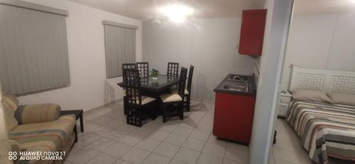 a small room with a bed and a desk in it at Hermoso departamento Casa Lirio (Real Solare) in Querétaro