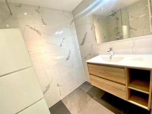 une salle de bain avec un lavabo et une douche dans l'établissement Studio 22m² pour 2 pers. au pied des pistes avec balcon et Wifi - Arc 1800 - FR-1-346-474, à Arc 1800