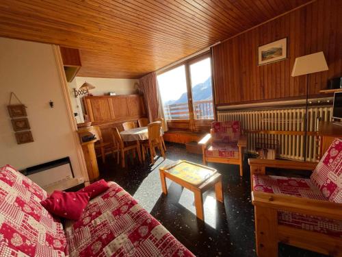 un salon avec un canapé et une table dans l'établissement Appartement chaleureux avec balcon, WIFI gratuit, proche pistes et services, La Rosière - FR-1-275-132, à La Rosière