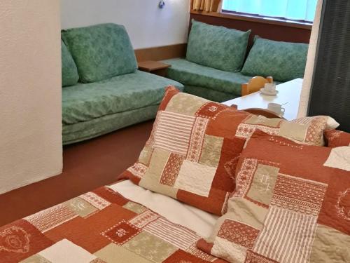Studio confortable à la montagne skis aux pieds avec balcon