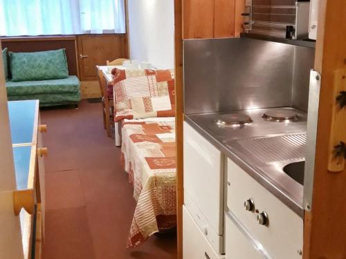 une cuisine avec une cuisinière et un comptoir dans l'établissement Studio au pied des pistes avec balcon et wifi - FR-1-346-503, à Arc 1800