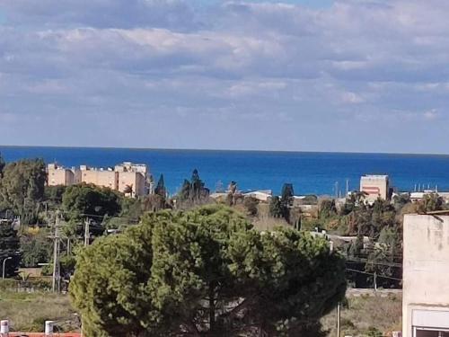 una vista di una città e dell'oceano di Family Master a Nahariyya