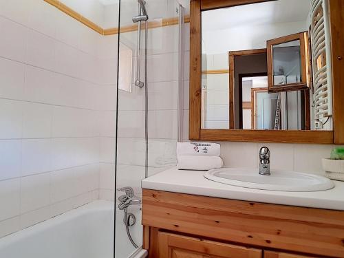 ein Bad mit einem Waschbecken und einer Dusche in der Unterkunft Appartement Les Menuires, 3 pièces, 6 personnes - FR-1-344-758 in Levassaix
