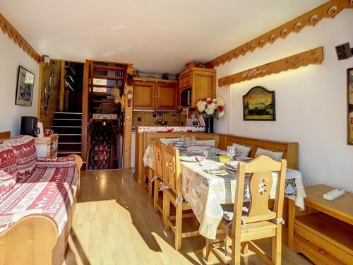 une cuisine avec une table et des chaises dans une pièce dans l'établissement Appartement duplex ensoleillé, skis aux pieds, balcon, 3 pièces, 8 pers., Les Menuires - FR-1-344-733, aux Menuires