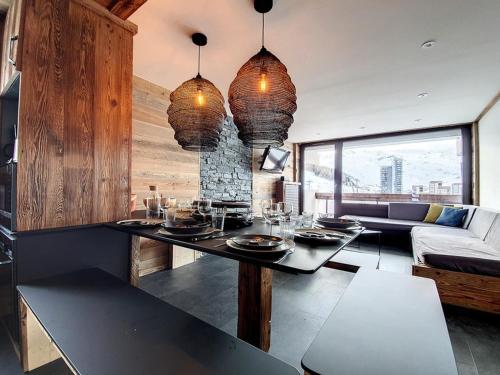 un salon avec une table et un canapé dans l'établissement Superbe appart rénové, balcon, au pied des pistes, style chalet, pour 8 pers - FR-1-344-735, aux Menuires