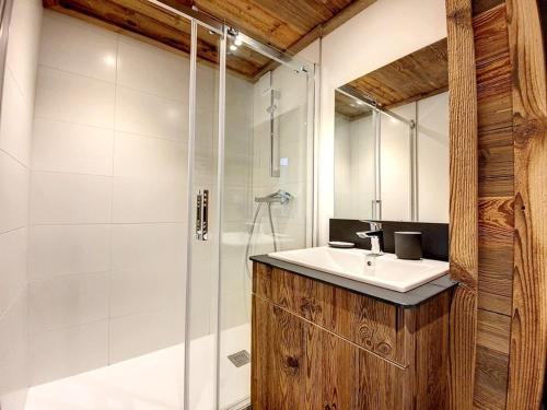 une salle de bain avec un lavabo et une douche dans l'établissement Superbe appart rénové, balcon, au pied des pistes, style chalet, pour 8 pers - FR-1-344-735, aux Menuires
