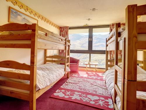 - une chambre avec 2 lits superposés et une grande fenêtre dans l'établissement Appartement duplex ensoleillé, skis aux pieds, balcon, 3 pièces, 8 pers., Les Menuires - FR-1-344-733, aux Menuires