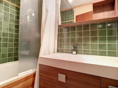 une salle de bain avec un lavabo et une douche dans l'établissement Appartement duplex ensoleillé, skis aux pieds, balcon, 3 pièces, 8 pers., Les Menuires - FR-1-344-733, aux Menuires