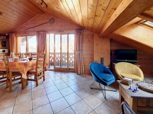 une salle à manger avec une table et des chaises dans une cabine dans l'établissement Appartement spacieux 5 pièces · Balcon ouest · Proche pistes · Les Belleville - FR-1-344-749, à Levassaix