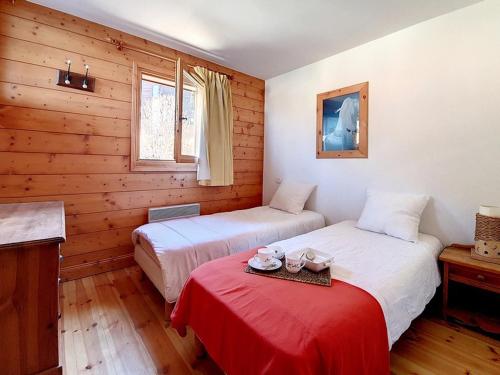 deux lits dans une chambre aux murs en bois dans l'établissement Appartement spacieux 5 pièces · Balcon ouest · Proche pistes · Les Belleville - FR-1-344-749, à Levassaix