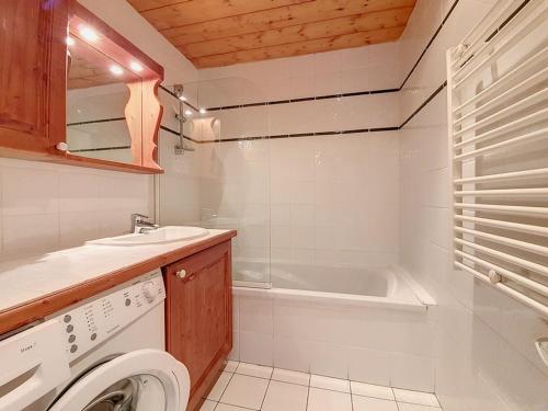 une salle de bain avec un lave-linge et une baignoire dans l'établissement Appartement spacieux 5 pièces · Balcon ouest · Proche pistes · Les Belleville - FR-1-344-749, à Levassaix