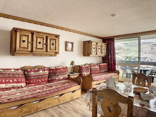 un salon avec des canapés et une table dans l'établissement Studio lumineux, ski aux pieds, balcon sud, 4 pers., 2 Flocons Or - FR-1-344-784, aux Menuires