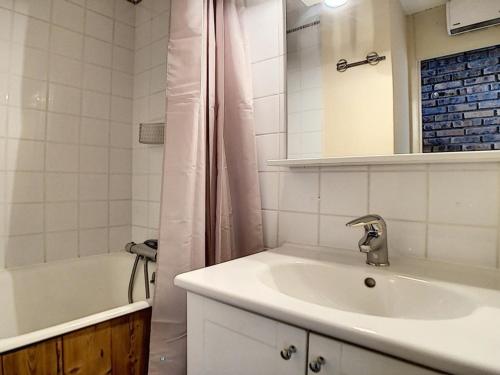 une salle de bain avec un lavabo, une baignoire et une douche dans l'établissement Studio lumineux, ski aux pieds, balcon sud, 4 pers., 2 Flocons Or - FR-1-344-784, aux Menuires