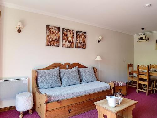 - une chambre avec un lit doté d'oreillers bleus et d'une table dans l'établissement Appartement rénové avec balcon, proche des pistes, sauna, hammam et WIFI – Les Belleville - FR-1-344-755, à Levassaix