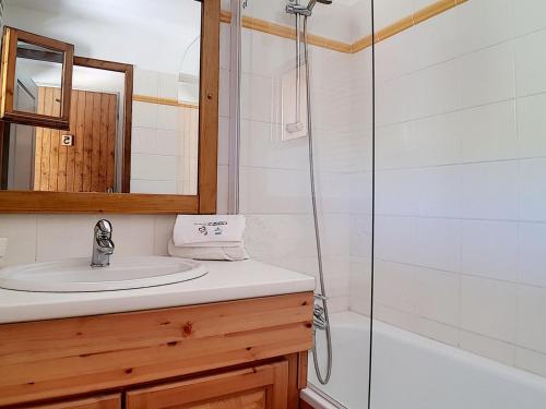 une salle de bain avec un lavabo et une douche dans l'établissement Appartement rénové avec balcon, proche des pistes, sauna, hammam et WIFI – Les Belleville - FR-1-344-755, à Levassaix