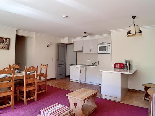 une cuisine et une salle à manger avec une table et une salle à manger dans l'établissement Appartement spacieux, rénové, proche pistes, balcon, sauna/hammam, WIFI – Résidence Cristaux 1 - FR-1-344-756, à Levassaix