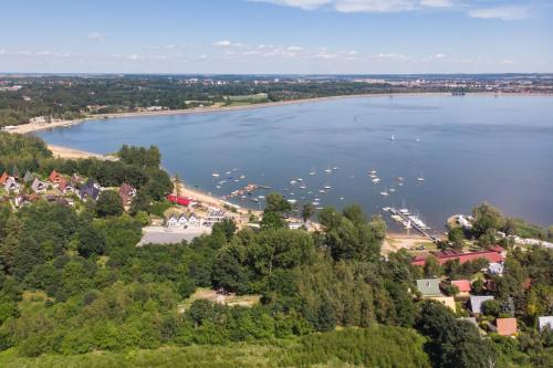 Luftblick auf einen See mit Booten im Wasser in der Unterkunft Domek Letniskowy Głebinów in Nysa