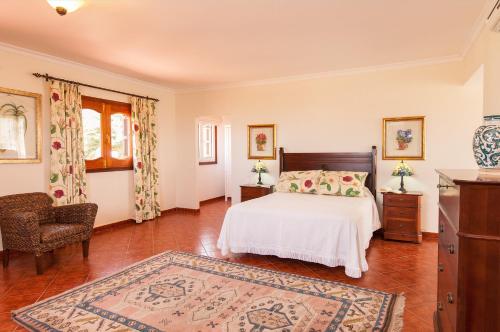 マスパロマスにあるRural Village Salobreのベッドルーム1室(ベッド1台、椅子付)