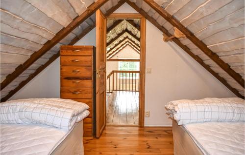 um quarto no sótão com 2 camas e uma cómoda em Nice Home In Olofstrm With Kitchen em Olofström