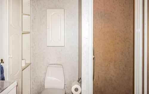 La salle de bains est pourvue de toilettes blanches. dans l'établissement Nice Home In Olofstrm With Kitchen, à Olofström