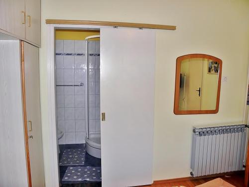 Banjol的住宿－Alemka，一间带卫生间和镜子的浴室
