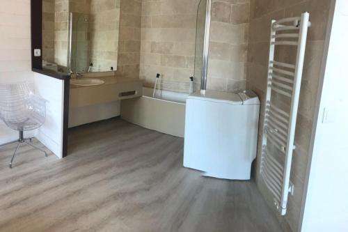 La salle de bains est pourvue d'une baignoire, d'un lavabo et d'un lave-linge. dans l'établissement Appartement 