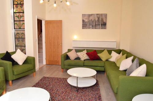 A seating area at Trade Digs Bath Road 