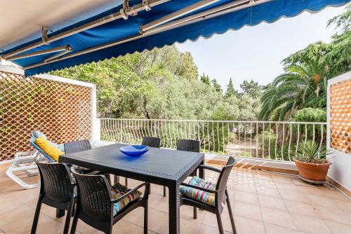 d'une terrasse avec une table et des chaises noires sur un balcon. dans l'établissement La Viguerie par Dodo-a-Cassis, à Cassis