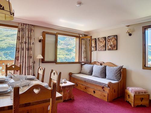 un salon avec un canapé et une table dans l'établissement Appartement rénové avec balcon, sauna, hammam et WIFI · Proche des pistes · Hameau des Marmottes - FR-1-344-798, à Levassaix