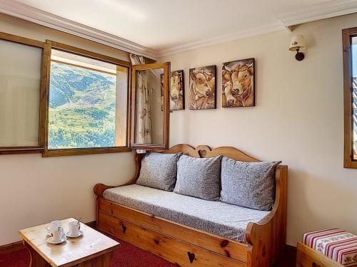 une chambre avec un banc et deux fenêtres dans l'établissement Appartement rénové avec balcon, sauna, hammam et WIFI · Proche des pistes · Hameau des Marmottes - FR-1-344-798, à Levassaix