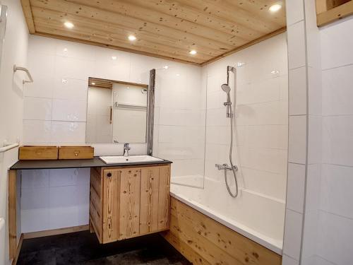 une salle de bain avec une douche, un lavabo et une baignoire dans l'établissement Charmant Appart 3 pièces avec cabine, skis aux pieds, parking inclus - FR-1-344-796, aux Menuires