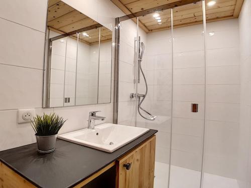 Appartement cosy rénové skis aux pieds, parking inclus, animaux admis - FR-1-344-796