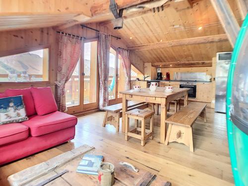 un salon avec un canapé rouge et une table dans l'établissement Chalet en bois, 4 chambres, WIFI, skis, parking proche, 8 pers - FR-1-344-791, à Saint-Marcel