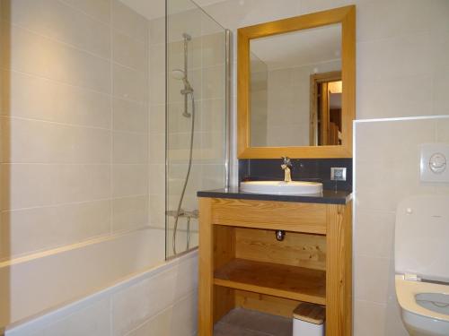 une salle de bain avec un lavabo, une douche et un miroir dans l'établissement Chalet Aigle · Accès Pistes · Wifi · Jacuzzi · Sauna · Poêle à bois · Parking · 3 Chambres en Suite - FR-1-344-804, à Saint-Martin-de-Belleville