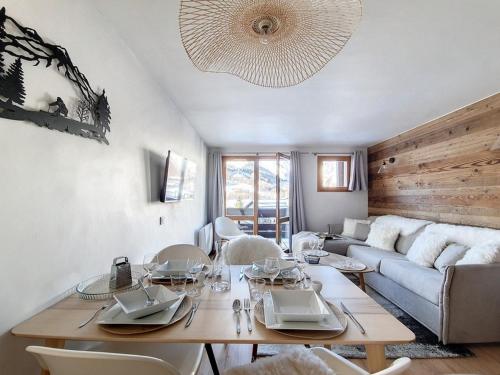 un salon avec une table et un canapé dans l'établissement Appartement Duplex Rénové 3 Pièces - Au Pied des Pistes avec Balcon et Parking - FR-1-344-807, à Saint-Martin-de-Belleville