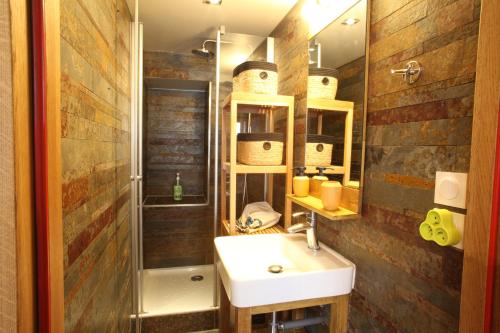 une salle de bain avec un lavabo blanc et un miroir dans l'établissement HOME SAVOIE - Le Cygne, à Annecy