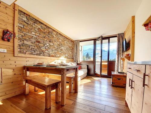 Appartement rénové avec 2 balcons, au cœur de la station, proche pistes et commerces - FR-1-344-821