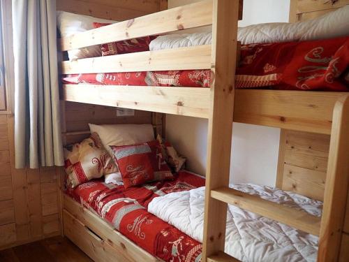 - un lit superposé dans une chambre dans l'établissement Appartement rénové avec 2 balcons, au cœur de la station, proche pistes et commerces - FR-1-344-821, aux Menuires