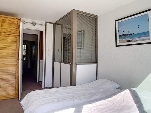 une chambre avec un lit et une vue sur l'océan dans l'établissement Duplex lumineux skis aux pieds avec balcon - FR-1-344-827, aux Menuires