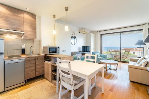 een keuken en woonkamer met uitzicht op de oceaan bij Chez Jacques par Dodo-a-Cassis in Cassis
