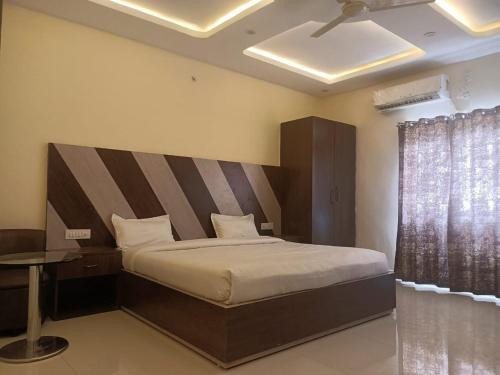 Ліжко або ліжка в номері Hotel Rajwada palace