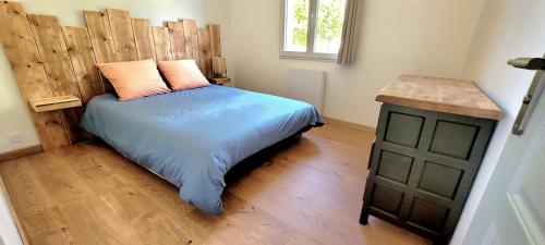 瓦雷斯的住宿－MAISON PLEIN-PIED DÉTENTE ASSUREE Clim-BBQ，一间卧室配有一张带木制床头板的床