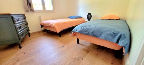 a bedroom with two twin beds and a dresser at MAISON PLEIN-PIED DÉTENTE ASSUREE Clim-BBQ in Varetz