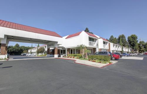a hotel parking lot in front of a building at Motel 6-Santa Ana, CA - Irvine - Orange County Airport in Santa Ana