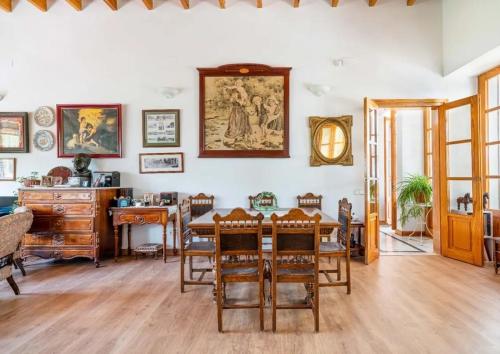 a dining room with a table and chairs at Villa Fuente Victoria in Fuente Victoria