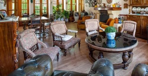 a living room with a coffee table and chairs at Villa Fuente Victoria in Fuente Victoria