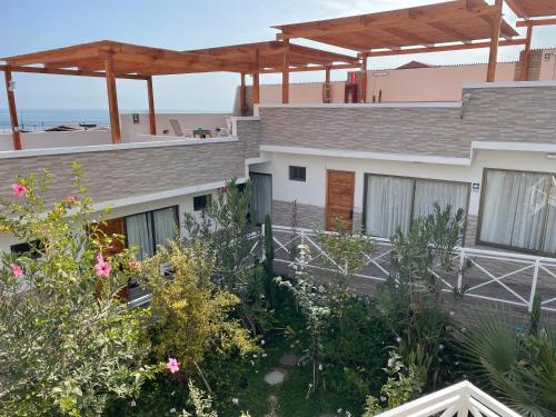 a view of a house with a garden at Hotel Pacífic Suites Tocopilla in Tocopilla